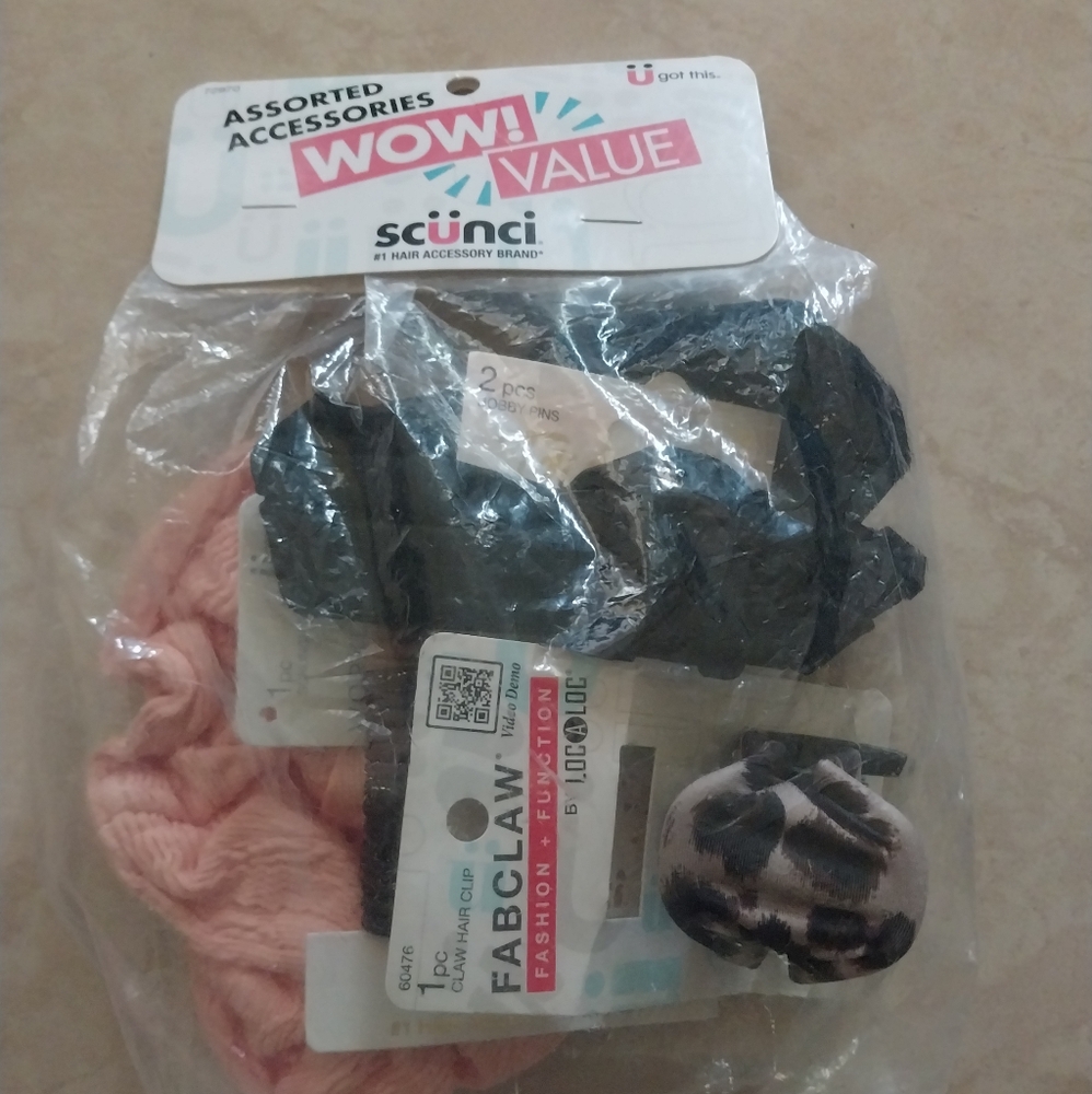 Scunci Hair Accessory Set with Black and Pink Claws Set Of 5 72970